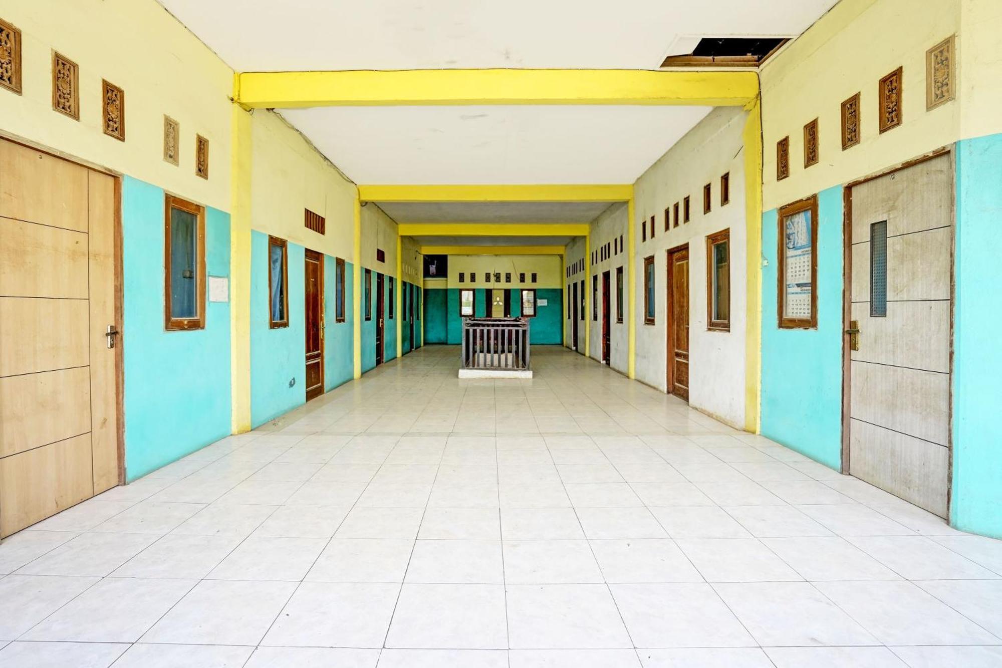 Oyo Life 93037 Nova Jaya Homestay Syariah Lamongan Buitenkant foto