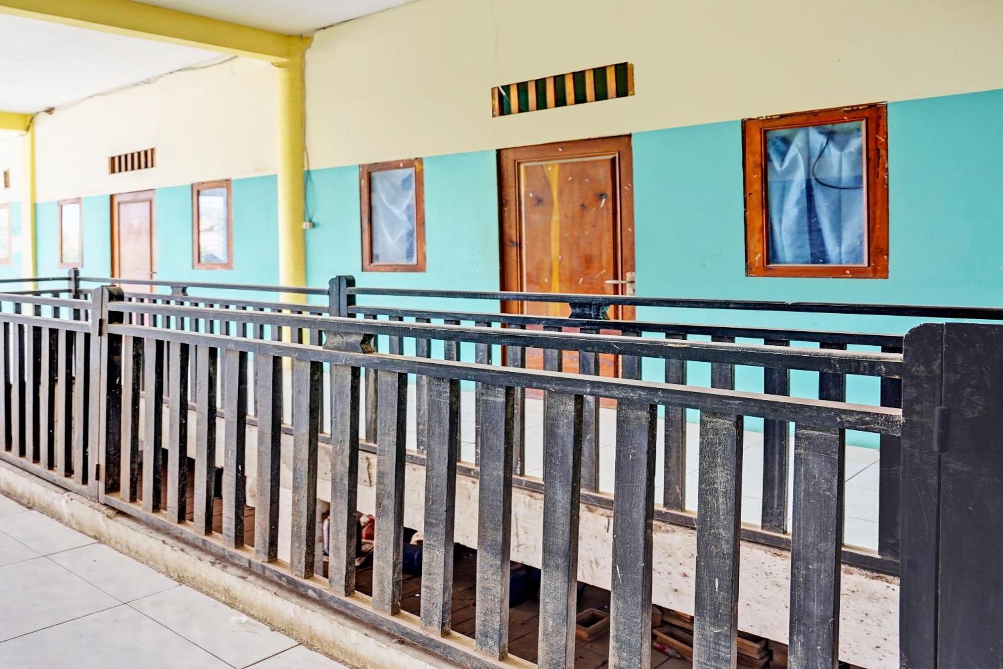 Oyo Life 93037 Nova Jaya Homestay Syariah Lamongan Buitenkant foto
